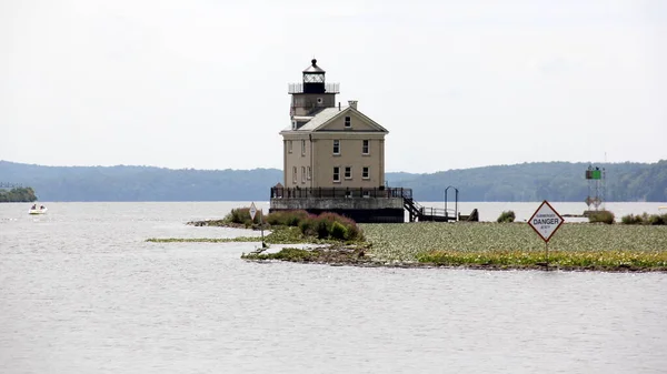 허드슨 서쪽에 Rondout Lighthouse 남쪽을 Kingston Point Rail Trail Kingston — 스톡 사진