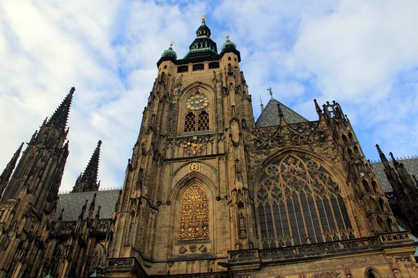 Veits Kathedrale Der Prager Burg Türme Glockenturm Und Gotisches Mauerwerk — Stockfoto