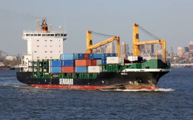 Konteynır gemisi SPICA New York Limanı 'nda devam ediyor, yakın plan, Brooklyn ve New York, New York, New York, ABD - 1 Mayıs 2013