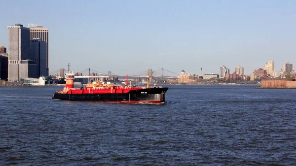 Tugboat Pushing Barge Rtc New York Harbour Brooklyn Bridge Bank — 图库照片