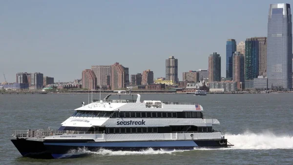 Lancha Motora Cercanías Línea Seastreak Marcha Puerto Nueva York Contra —  Fotos de Stock