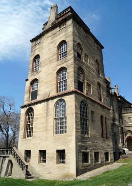 Fonthill Şatosu, 1908 ve 1912 yılları arasında inşa edilen arkeolog ve fayans imalatçısı Henry Chapman Mercer 'ın eviydi, orijinal bir inşaat metodu kullandı - yerine dökülen beton, Doylestown, PA, USA - 14 Nisan 2017