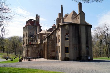 Fonthill Şatosu, 1908 ve 1912 yılları arasında inşa edilen arkeolog ve fayans imalatçısı Henry Chapman Mercer 'ın eviydi, orijinal bir inşaat metodu kullandı - yerine dökülen beton, Doylestown, PA, USA - 14 Nisan 2017