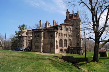 Fonthill Şatosu, 1908 ve 1912 yılları arasında inşa edilen arkeolog ve fayans imalatçısı Henry Chapman Mercer 'ın eviydi, orijinal bir inşaat metodu kullandı - yerine dökülen beton, Doylestown, PA, USA - 14 Nisan 2017