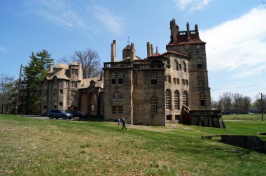 Fonthill Şatosu, 1908 ve 1912 yılları arasında inşa edilen arkeolog ve fayans imalatçısı Henry Chapman Mercer 'ın eviydi, orijinal bir inşaat metodu kullandı - yerine dökülen beton, Doylestown, PA, USA - 14 Nisan 2017