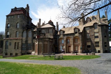 Fonthill Şatosu, 1908 ve 1912 yılları arasında inşa edilen arkeolog ve fayans imalatçısı Henry Chapman Mercer 'ın eviydi, orijinal bir inşaat metodu kullandı - yerine dökülen beton, Doylestown, PA, USA - 14 Nisan 2017