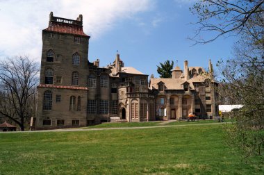 Fonthill Şatosu, 1908 ve 1912 yılları arasında inşa edilen arkeolog ve fayans imalatçısı Henry Chapman Mercer 'ın eviydi, orijinal bir inşaat metodu kullandı - yerine dökülen beton, Doylestown, PA, USA - 14 Nisan 2017