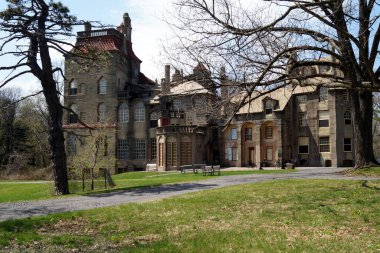 Fonthill Şatosu, 1908 ve 1912 yılları arasında inşa edilen arkeolog ve fayans imalatçısı Henry Chapman Mercer 'ın eviydi, orijinal bir inşaat metodu kullandı - yerine dökülen beton, Doylestown, PA, USA - 14 Nisan 2017