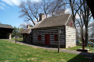 Geleneksel Appalachian kütük kabini, Mercer Müzesi ve Kütüphanesi, Doylestown, PA, ABD - 14 Nisan 2017