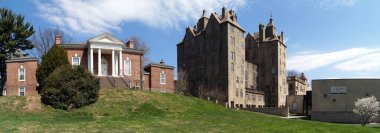Mercer Müzesi ve Kütüphanesi, 1904 'te inşa edilmiş beton yapı, kasabanın yeşili Doylestown' dan panoramik manzaralı yokuş yukarı, PA, USA - 14 Nisan 2017