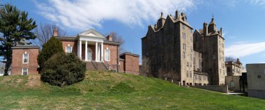 Mercer Müzesi ve Kütüphanesi, 1904 'te inşa edilmiş beton yapı, kasabanın yeşili Doylestown' dan panoramik manzaralı yokuş yukarı, PA, USA - 14 Nisan 2017