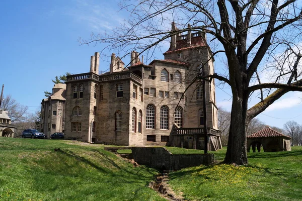 Fonthill Şatosu, 1908 ve 1912 yılları arasında inşa edilen arkeolog ve fayans imalatçısı Henry Chapman Mercer 'ın eviydi, orijinal bir inşaat metodu kullandı - yerine dökülen beton, Doylestown, PA, USA - 14 Nisan 2017