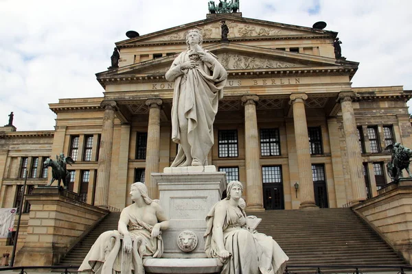 Památník Friedricha Schillera Gendarmenmarktu Portikus Koncertní Síně Pozadí Berlín Německo — Stock fotografie