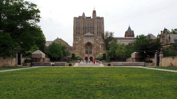 Yale Üniversitesi Kütüphane Sistemi 'nin ana binası olan Sterling Anıt Kütüphanesi (SML), 1931 yılında New Haven, CT, ABD - 28 Mayıs 2017