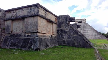 Plataforma de Venus, Kukulcan Tapınağı (El Castillo) arka planda, Chichen-Itza, Yucatan, Meksika - 30 Eylül 2020