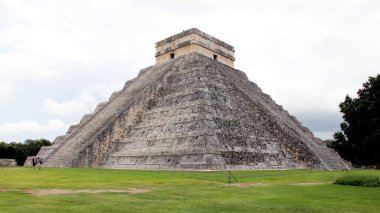 Kukulcan Tapınağı (El Castillo) arkeolojik alanın merkezi, Chichen-Itza, Yucatan, Meksika - 30 Eylül 2020