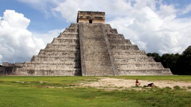 Kukulcan Tapınağı (El Castillo) arkeolojik alanın merkezi, Chichen-Itza, Yucatan, Meksika - 30 Eylül 2020