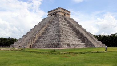 Kukulcan Tapınağı (El Castillo) arkeolojik alanın merkezi, Chichen-Itza, Yucatan, Meksika - 30 Eylül 2020
