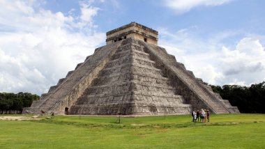 Kukulcan Tapınağı (El Castillo) arkeolojik alanın merkezi, Chichen-Itza, Yucatan, Meksika - 30 Eylül 2020
