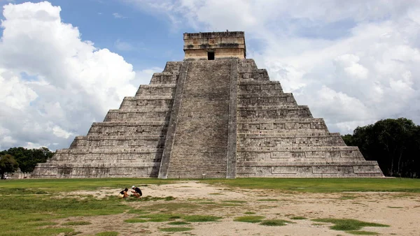 Templo Kukulcan Castillo Dominando Centro Sítio Arqueológico Chichen Itza Yucatan — Fotografia de Stock