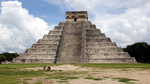 Templo Kukulcan Castillo Que Domina Centro Del Sitio Arqueológico Chichén —  Fotos de Stock