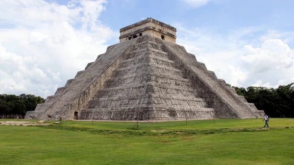 Templo Kukulcan Castillo Dominando Centro Sítio Arqueológico Chichen Itza Yucatan — Fotografia de Stock