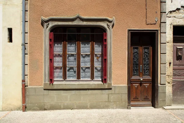 Finestra Con Tradizionali Tende Pizzo Porta Una Residenza Epoca Nel — Foto Stock