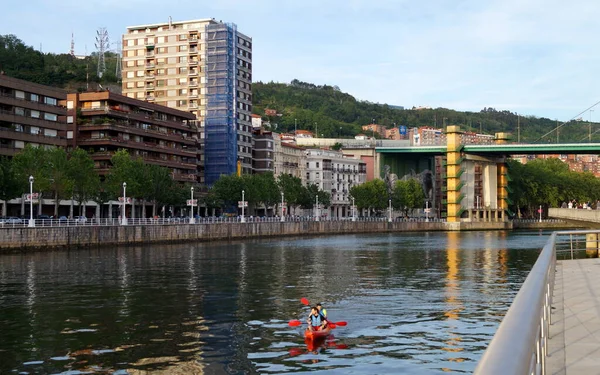 Río Nervión Que Fluye Por Centro Ciudad Bilbao España Mayo —  Fotos de Stock