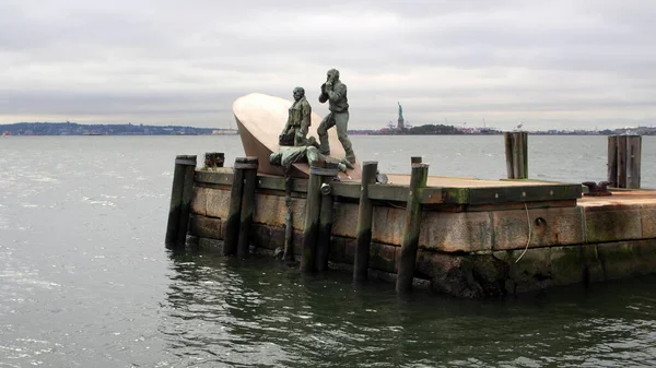 美国商船海员纪念碑 描绘了一艘在第二次世界大战中沉没的商船 纽约州纽约市 2020年10月13日 — 图库照片