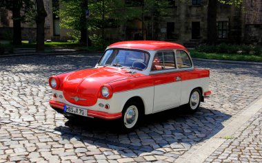 Halberstadt, Almanya - 30 Nisan 2012: Vintage otomobil Trabant 600, 1960 'larda Doğu Almanya' da üretildi, kaldırım taşı sokağına park etti,