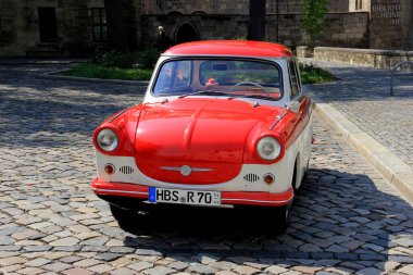 Halberstadt, Almanya - 30 Nisan 2012: Vintage otomobil Trabant 600, 1960 'larda Doğu Almanya' da üretildi, parke taşı bir sokağa park edildi, ön manzara