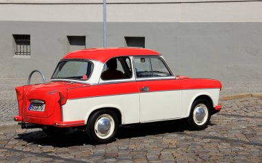 Halberstadt, Almanya - 30 Nisan 2012: 1960 'larda Doğu Almanya' da üretilen klasik otomobil Trabant 600, bir kaldırım taşı caddesinde, arka sağ-çeyrek manzaralı