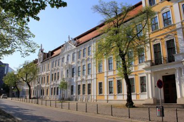 Magdeburg, Saksonya-Anhalt, Almanya - 30 Nisan 2012: Domplatz 'ın kuzey tarafındaki Landtag kompleksinin bir parçası olan tarihi binalar