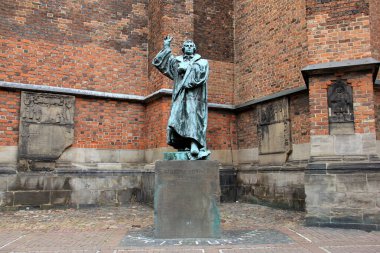 Marktkirche 'in yanında Martin Luther heykeli, Ernst Rietschel' in heykel çalışması, 1900 'de açıldı, Hanover, Almanya - 29 Nisan 2012