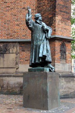 Marktkirche 'in yanında Martin Luther heykeli, Ernst Rietschel' in heykel çalışması, 1900 'de açıldı, Hanover, Almanya - 29 Nisan 2012