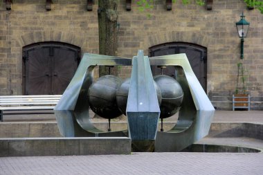 Ballhofbrunnen, hareketli elementlerle dolu bir çeşme, 1970 'lerin ortasında kurulmuş, Hanover, Almanya - 30 Nisan 2012