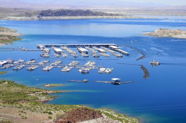 Boulder City, Nevada - 12 Nisan 2011: Lakeview Overlook 'un havadan görüntüsü ile Mead Marina Gölü' nde sıra sıra dizilmiş çok sayıda limanlı tekne