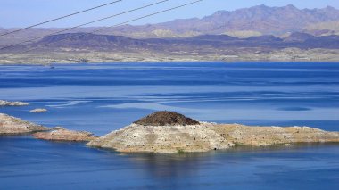 Mead Gölü 'ndeki Rock Adası, Nevada, Boulder City yakınlarındaki Lakeview Overlook manzaralı.