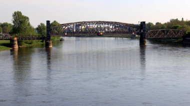 Magdeburg, Almanya - 1 Mayıs 2012: Lift Köprüsü, 1848 yılında demiryolu köprüsü olarak inşa edilen Elbe Nehri boyunca uzanır.