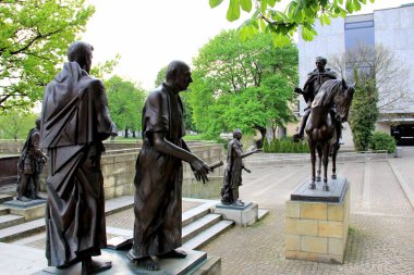 Hanover, Almanya - 29 Nisan 2012: Gttingen Yedi Anıtı, 1998 'de yapıldı, kısmi manzara, 1837' de yapılan bir etkinlikte tarihi kişilik heykelleri