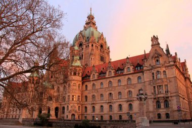 Günbatımında yeni belediye binası, Hanover, Almanya - 29 Nisan 2012