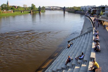 Magdeburg, Almanya - 30 Nisan 2012: Elbe Nehri, modern adım seti önde, tarihi Lift Köprüsü arka planda