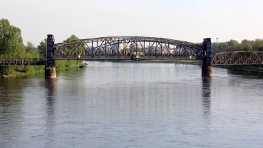 Magdeburg, Almanya - 1 Mayıs 2012: Lift Köprüsü, 1848 yılında demiryolu köprüsü olarak inşa edilen Elbe Nehri boyunca uzanır.