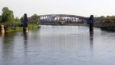 Magdeburg, Almanya - 1 Mayıs 2012: Lift Köprüsü, 1848 yılında demiryolu köprüsü olarak inşa edilen Elbe Nehri boyunca uzanır.