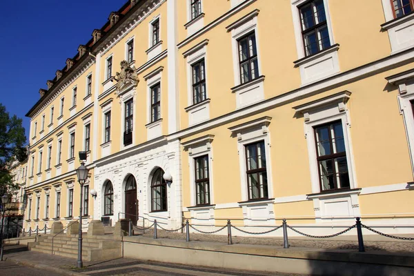 Domplatz, Magdeburg, Almanya 'nın doğusundaki Neoklasik Bina