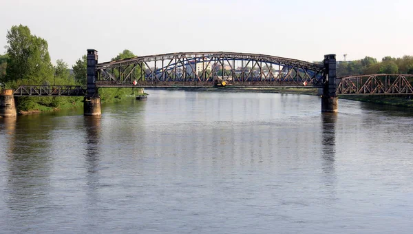 Magdeburg, Almanya - 1 Mayıs 2012: Lift Köprüsü, 1848 yılında demiryolu köprüsü olarak inşa edilen Elbe Nehri boyunca uzanır.