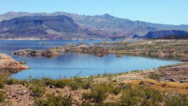 Nevada Mead Gölü kıyısında engebeli, kayalık bir arazi.