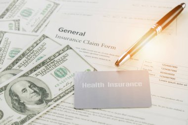 gen arka plan üzerinde sağlık sigortası kartı ve banka notu ve kalem