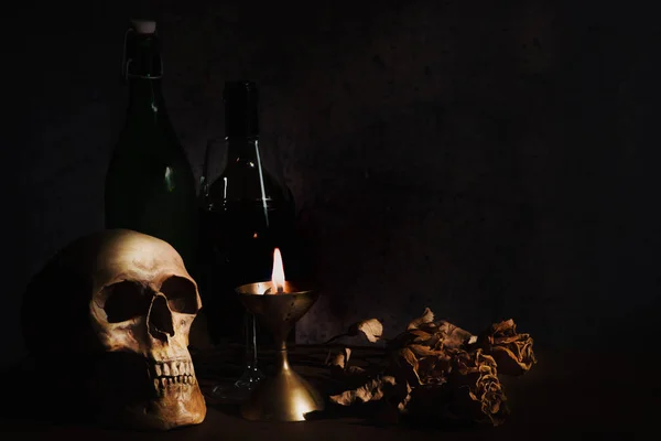 Jeszcze życie Humen czaszki na stole z kieliszek wina i wina — Zdjęcie stockowe