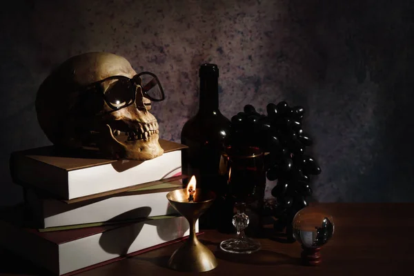 Jeszcze życie Humen czaszki na stole z kieliszek wina i wina — Zdjęcie stockowe